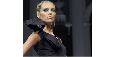Revlon’s Global Artistic Director, Gucci Westman backstage at Oscar de la Renta