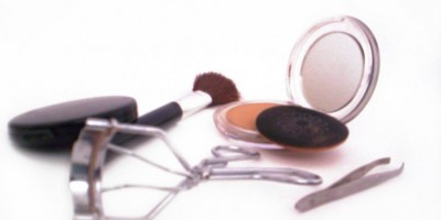 WHEN IS IT TIME TO BREAK UP WITH YOUR MAKEUP?