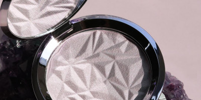 BECCA Shimmering Skin Perfector Pressed Highlighter in Prismatic Amethyst
