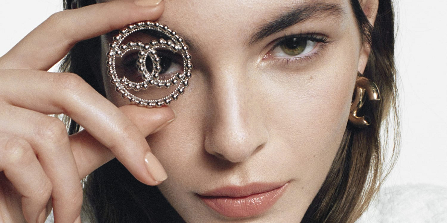 CHANEL リップカフ　2022 Chanel 22K Dark Beige Caoutchouc White CC Logo High Pull On